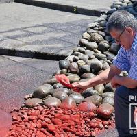 Durante la instalación de una obra fuera del Museo de  Arte y Diseño Contemporáneo por Solís, Rafael Ottón. Grupo Bocaracá