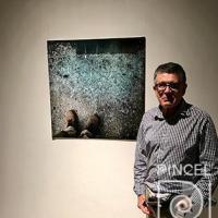 El artista con la obra Migrantes por Solís, Rafael Ottón. Grupo Bocaracá