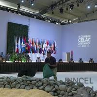 En la instalación de Los hombres con maíz en el CELAC por Solís, Rafael Ottón. Grupo Bocaracá