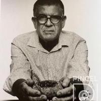 Retrato del artista sosteniendo piedra como si fuera pan por Solís, Rafael Ottón. Grupo Bocaracá