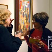 Fotografía de Ileana Moya y Zulay Soto conversando en el Museo de Arte Costarricense por Soto, Zulay