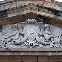 Tímpano de la fachada del Teatro Nacional por Teatro Nacional