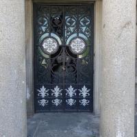Puerta de la tumba de la familia Amerling, cementerio general San José por Tenca, Francisco.  Documental