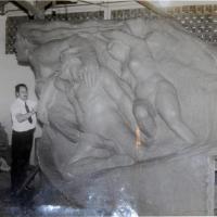 Luis Umaña en su taller con el monumento a  los héroes caídos de la Guerra Civil de 1948 por Umaña, Luis