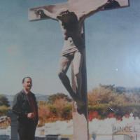 Luis Umaña en cementerio con Cristo de su familia en Cartago por Umaña, Luis.