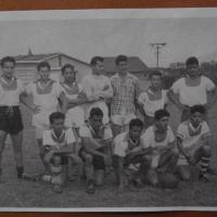 Néstor con su equipo de fútbol por Zeledón Guzmán, Néstor