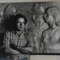 Nestor Zeledón Guzmán junto a la obra "La Familia" por Zeledón Guzmán, Néstor
