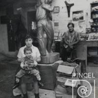 El artista junto a sus hijos América y Leo en el taller de Santo Tomás por Zeledón Guzmán, Néstor