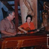 Néstor Zeledón tocando marimba y Cari Coto la guitarra por Zeledón Guzmán, Néstor