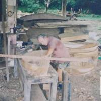 Néstor Zeledón trabajando en la obra Armonía y Caos por Zeledón Guzmán, Néstor