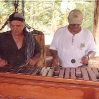 Néstor tocando marimba con su amigo Rafael Montes por Zeledón Guzmán, Néstor