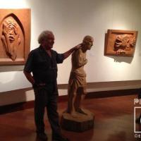 Néstor dando una visita guiada de su exposición en el Museo de Arte Costarricense por Zeledón Guzmán, Néstor