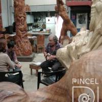 Néstor Zeledón conversando con la curadora Ileana Alvarado en su taller por Zeledón Guzmán, Néstor