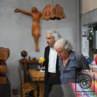 Nestor Zeledón con el ministro de cultura, Manuel Obregón en el taller del artista por Zeledón Guzmán, Néstor