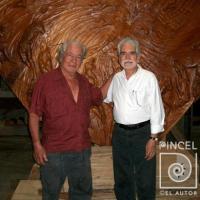 Néstor y Carlos Poveda junto a la obra El Umbral por Zeledón Guzmán, Néstor. Poveda, Carlos