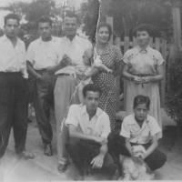 Néstor Zeledón joven con su familia por Zeledón Guzmán, Néstor. Zeledón Varela, Néstor