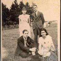 Francisco  Zúñiga, Maruja Castro, Carmen Santiesteban y Jaime González en la Sabana por Zúñiga, Francisco. Castro, María Eugenia (Maruja)